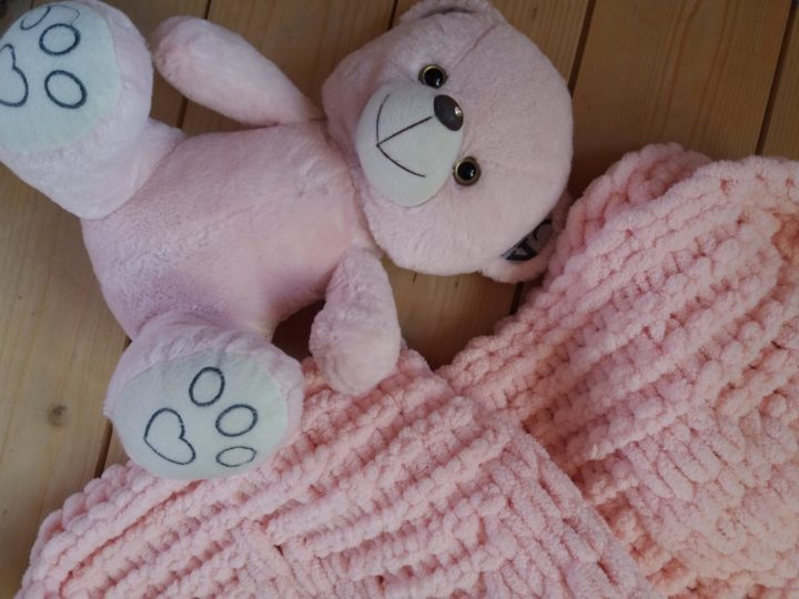 Дитячий плюшевий плед  рожевого кольору та іграшка ведмедик