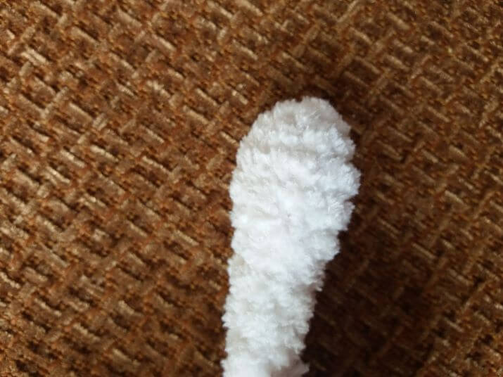 Іграшка амігурумі білий зайка задня лапка