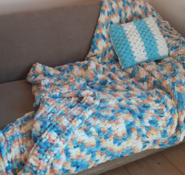 Плюшевий плед-покривало для дивану як подарунок