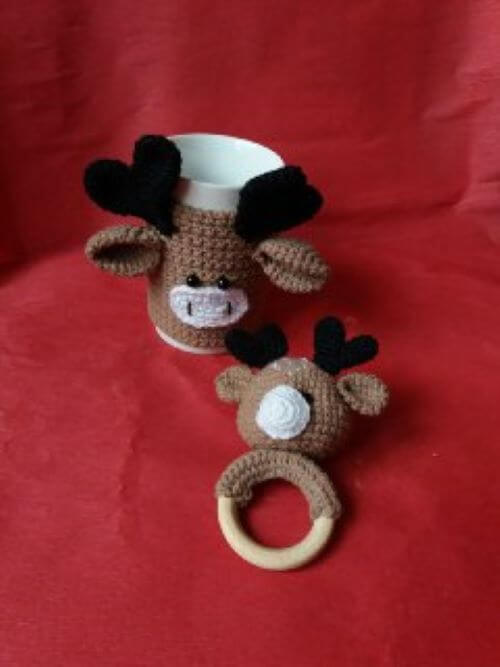 В'язані плюшеві іграшки - чохол у вигляді оленя на фарфоровій чашці та іграшка гризунець на дерев'яному кільці