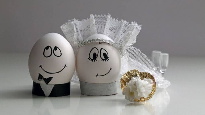 Курячі яйця розмальовані як пара молодят на весіллі