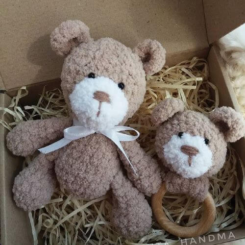 Іграшка-ведмедик та гризунець-ведмедик на дерев'яному кільці із плюшевої пряжі коричнево-білого кольору як подарунки для дітей