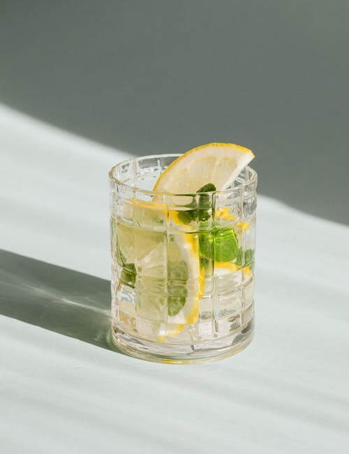 Втамуємо літню спрагу стаканом березового соку власного приготування з лимоном