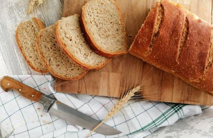 Нарізаємо хліб для приготування поживного квасу