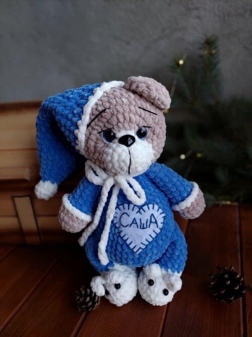 Іграшки в'язані -  плюшевий ведмедик у піжамці з вишитим іменем та у ковпаку