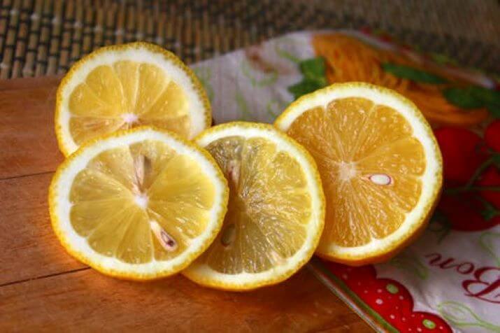 Порізаний лимон для споживання та зміцнення імунітету