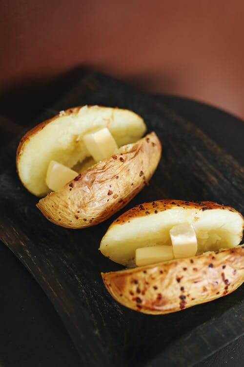 Здорова їжа - запечена картопля з кусочками сиру
